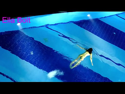 ❤️ मी पाहणे थांबवू शकत नाही, तरुण गोरा ELLA BOLT रिसॉर्ट पूलमध्ये नग्न पोहताना पकडला गेला ❤️ mr.wassell.ru वर ❌️